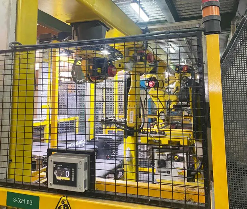 Celda robotizada industrial con resguardo de seguridad