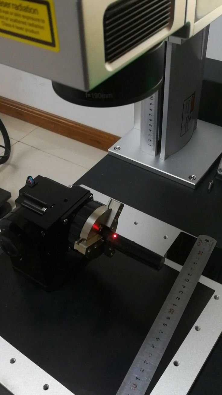 Marcadora láser con accesorio rotativo