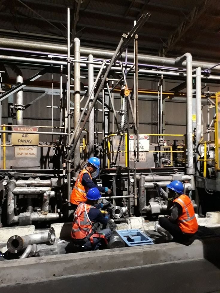 Cuadrilla realizando adecuaciones de pailería industrial