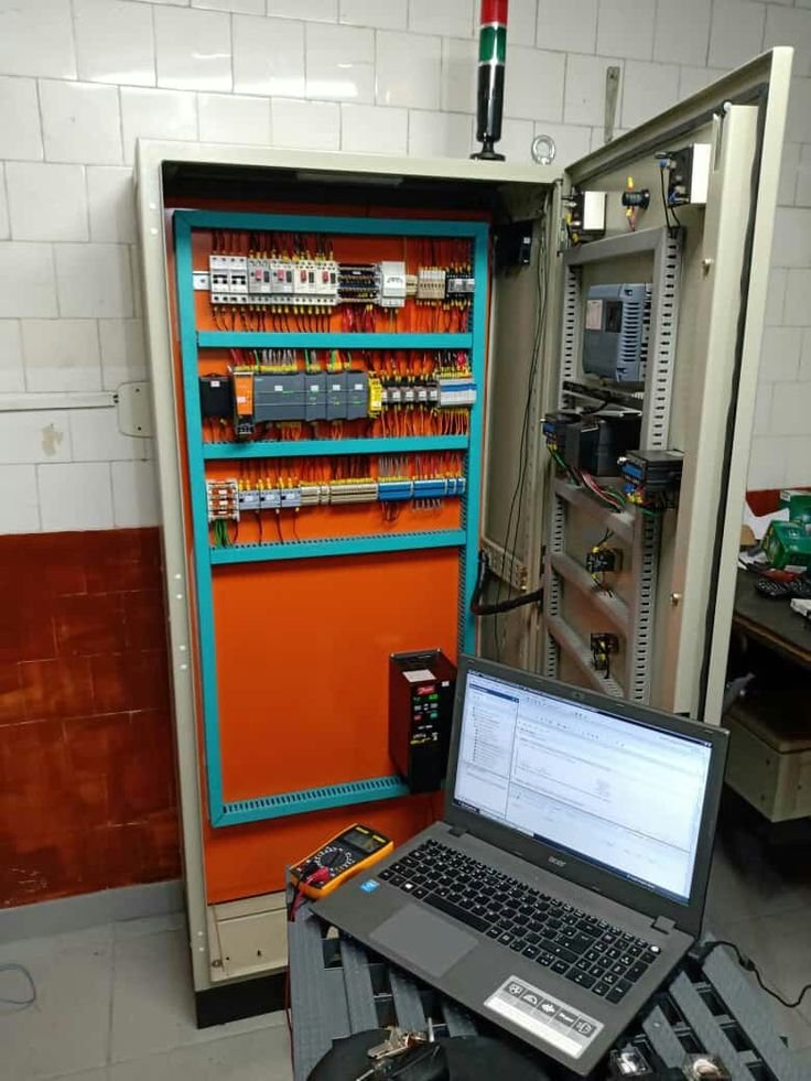 PLC y programación en tablero industrial
