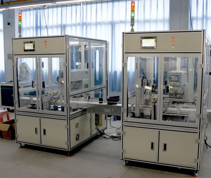 Estaciones automáticas industriales durante integración y puesta en marcha