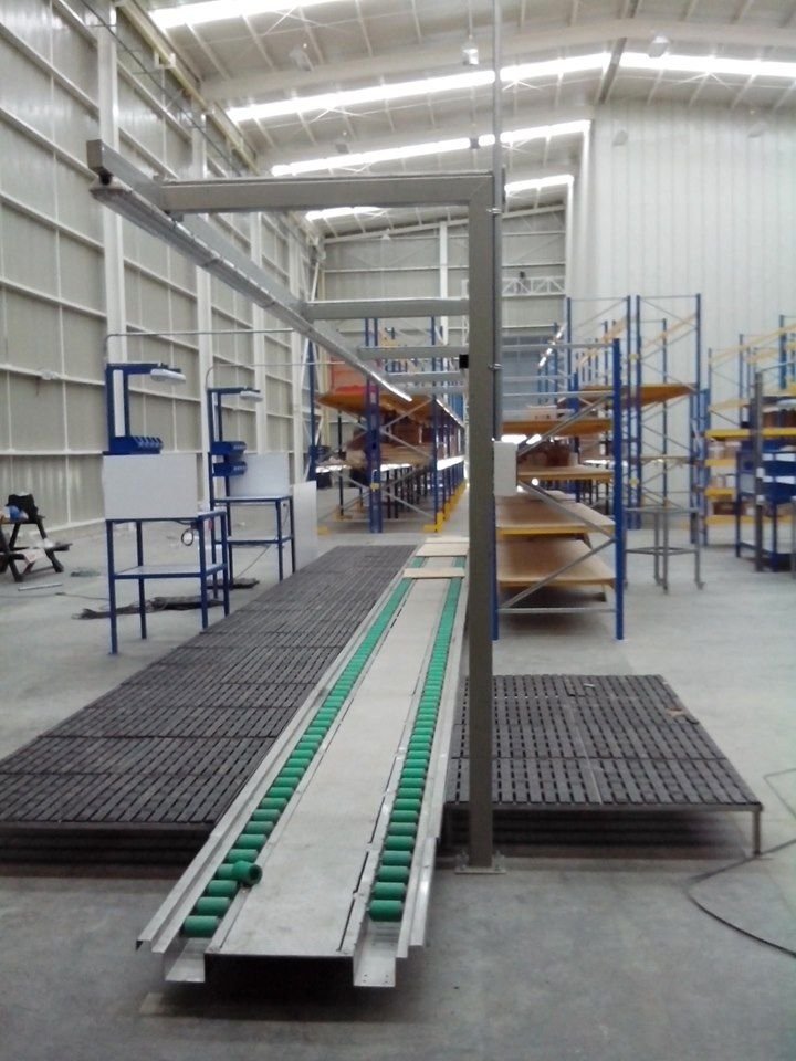 Transportador de rodillos industrial durante pruebas de línea