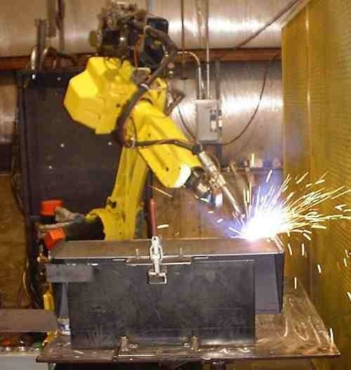 Robot industrial realizando soldadura