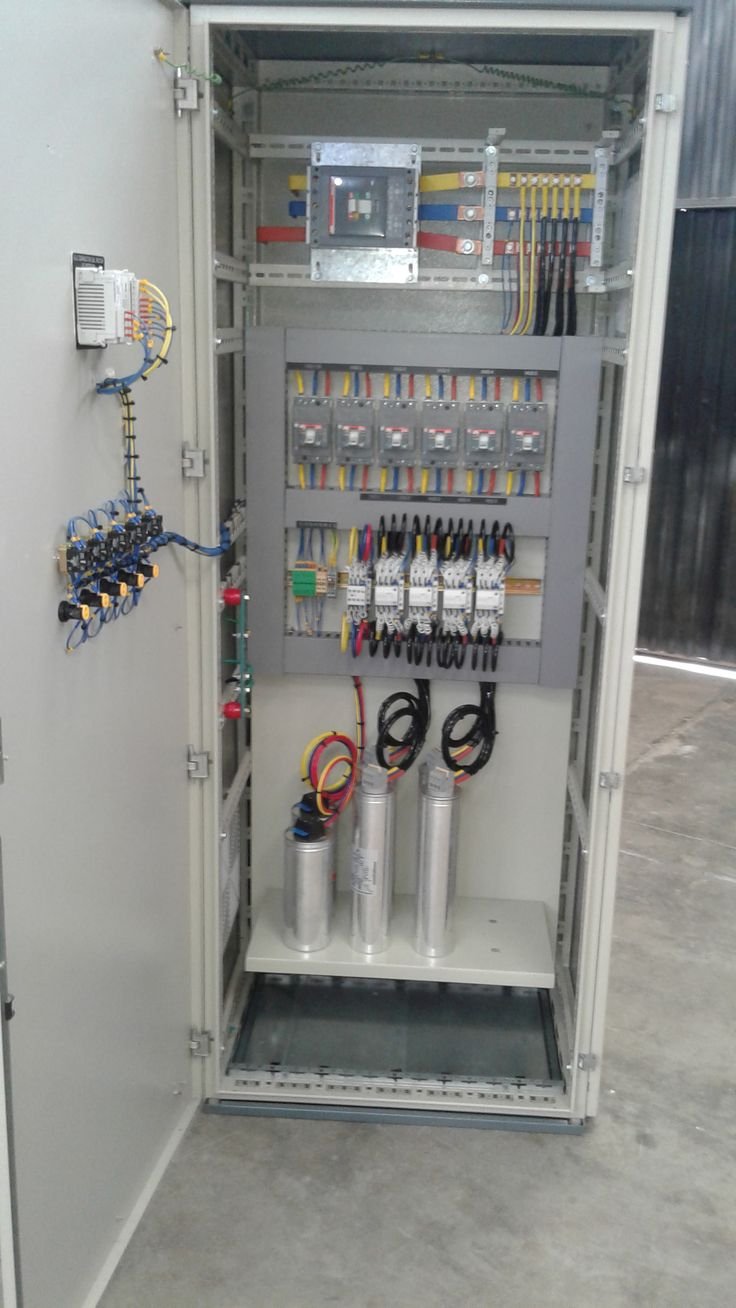 Tablero de potencia industrial con barras, interruptores y capacitores