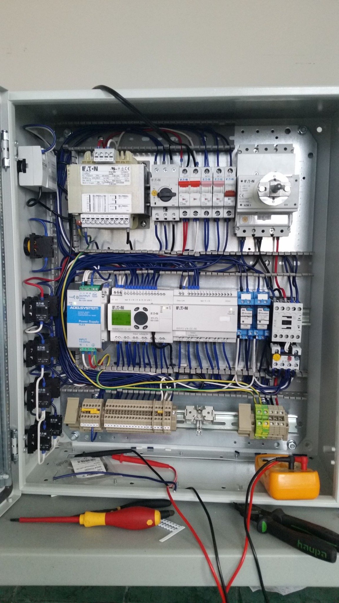 Tablero de control industrial con protecciones, PLC, fuentes, borneras y cableado